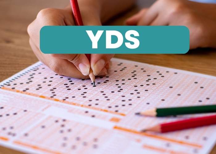 Üzerinde bazı doğru ve bazı yanlış cevapların yer aldığı YDS İngilizce testi cevap kağıdı.